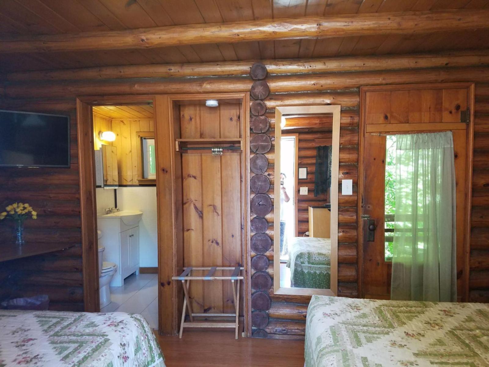 Seven Dwarfs Cabin - On The Brook Cabins Lake George Exterior foto