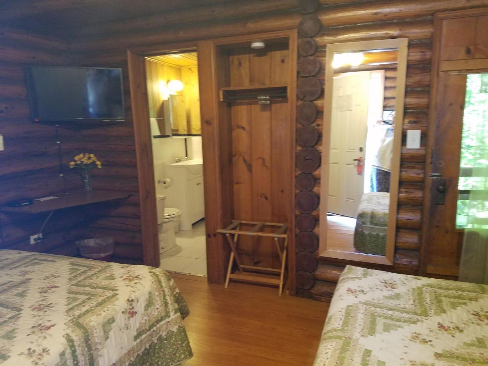 Seven Dwarfs Cabin - On The Brook Cabins Lake George Exterior foto